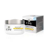 Olay Natural Aura Day Cream With SPF 15, Glowing Radiance Cream With Niacinamide, Vitamin Pro B5, E (50g)